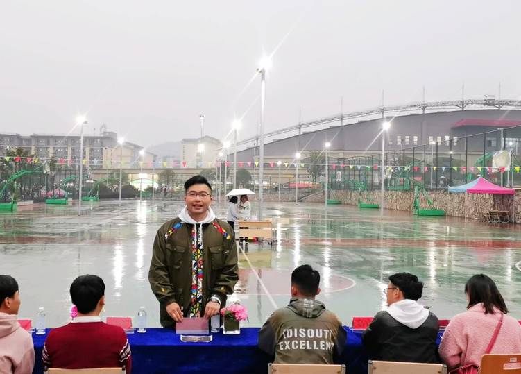 一群人在建筑物前

描述已自动生成