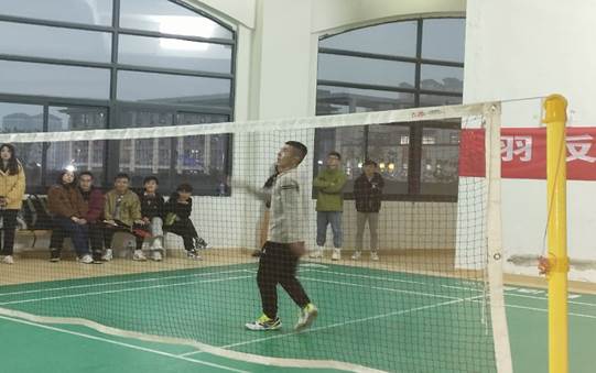 一群人在球场上打球

中度可信度描述已自动生成