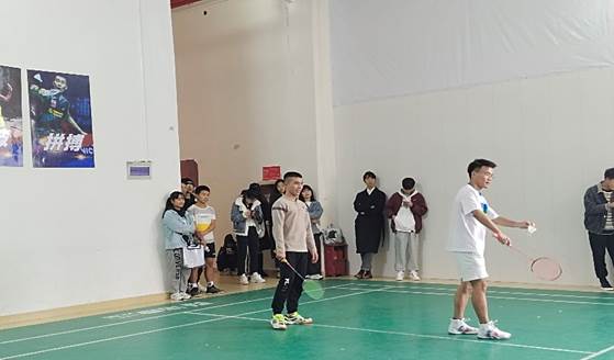 一群穿着蓝色衣服的人在球场上打球

低可信度描述已自动生成