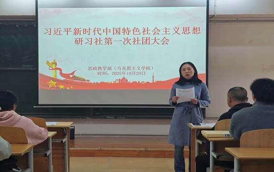 一群人坐在桌子前
AI 生成的内容可能不正确。