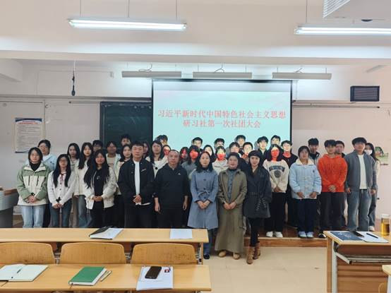 一群人站在桌子上
AI 生成的内容可能不正确。